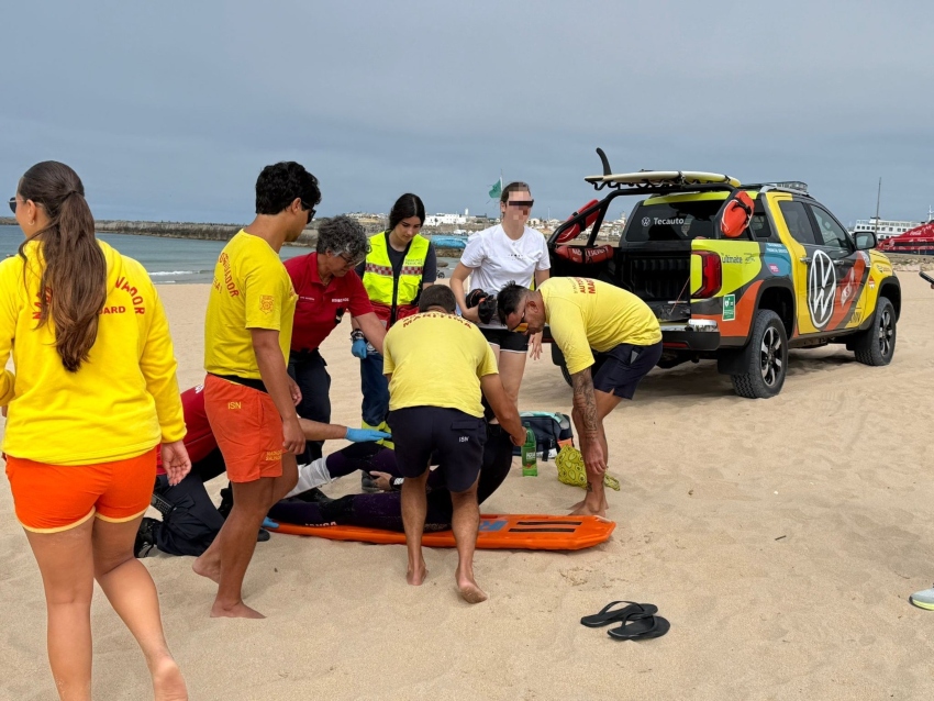 Auxiliada surfista na praia do Molhe Leste em Peniche 22072025