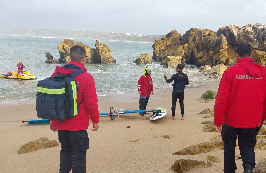 Estacao Salva vidas resgata praticante de windsurf ao largo da ilha do Baleal 2025