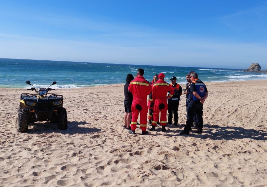 Interrompidas buscas por jovem desaparecido no mar na praia de Santa Rita em Torres Vedras