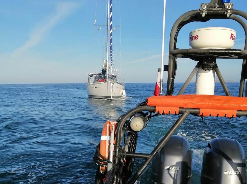 Salva vidas de Peniche auxilia tripulantes de veleiro a oeste do Cabo Carvoeiro