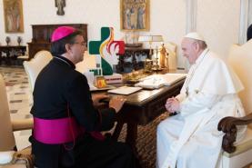 Papa recebeu logotipo e terço da Jornada Mundial da Juventude em Lisboa