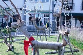 União das Freguesias de Lourinhã e Atalaia apresenta decorações de Natal em madeira