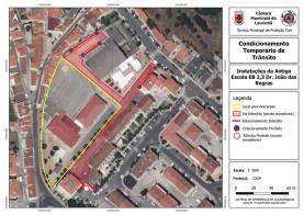Chegada das réplicas dos dinossauros condiciona trânsito na vila da Lourinhã