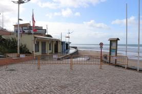 Mau tempo: interditos acessos pedonais da Praia da Areia Branca e do portinho de pesca de Porto Dinheiro