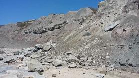 Acesso ao Portinho de Porto de Barcas alvo de intervenção após queda de rochas e obras de reparação do pontão estão paradas